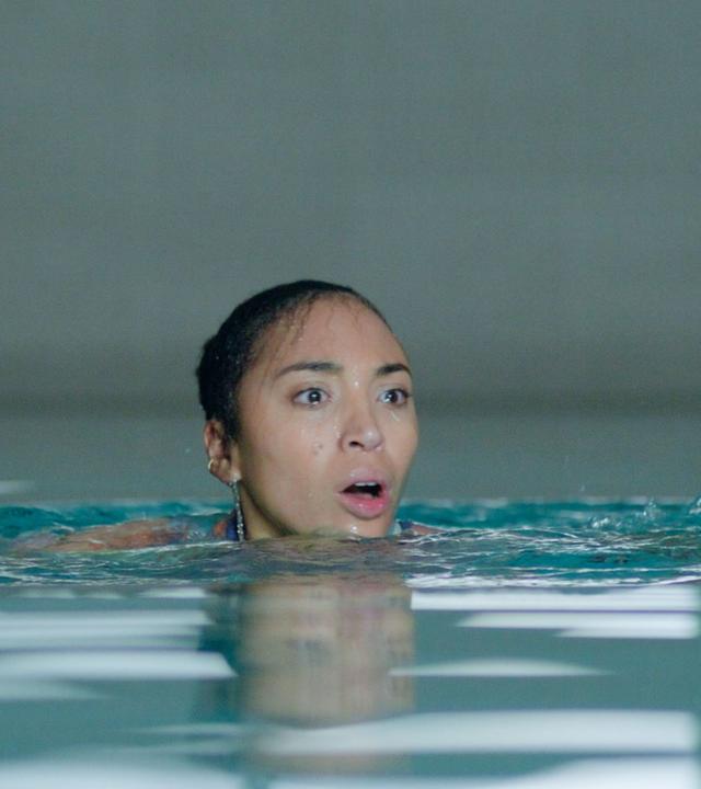 Cece befindet sich in einem Schwimmbecken und sieht angestrengt aus.