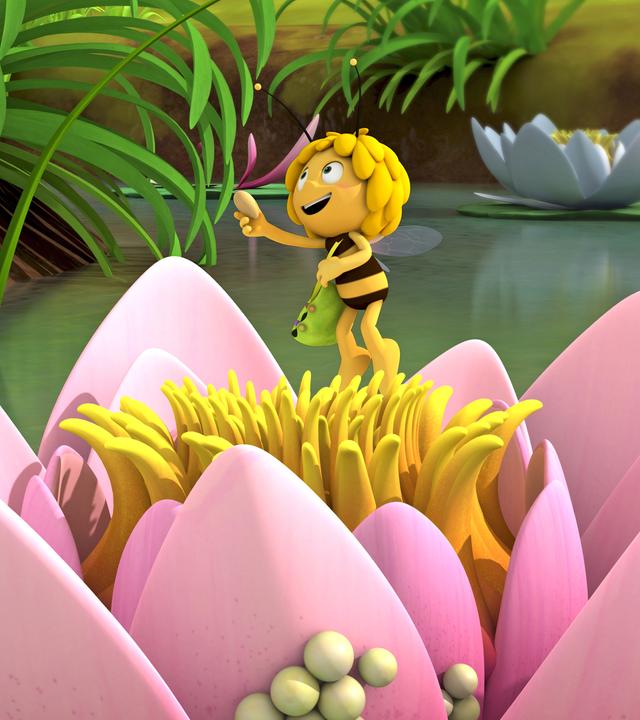 Maja sammelt Blüten einer Seerose für den Kuchen.