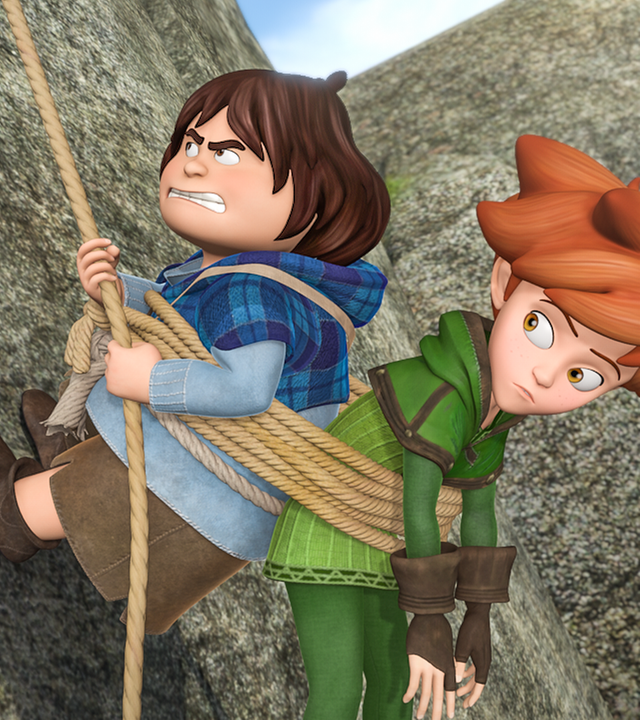 Tuck trägt Robin Hood auf dem Rücken. Er ist angeseilt und zieht sich und Robin mit angestrengter Mimik an einem Felsen hoch.