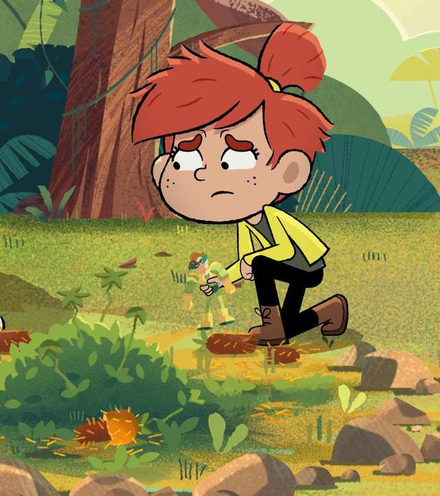 Ein Mann liegt mit Tränen in den Augen auf dem Bauch am Boden. Er schaut zu einem rothaarigen Mädchen, das mit einer Superheldenfigur in der Hand, neben ihm kniet.