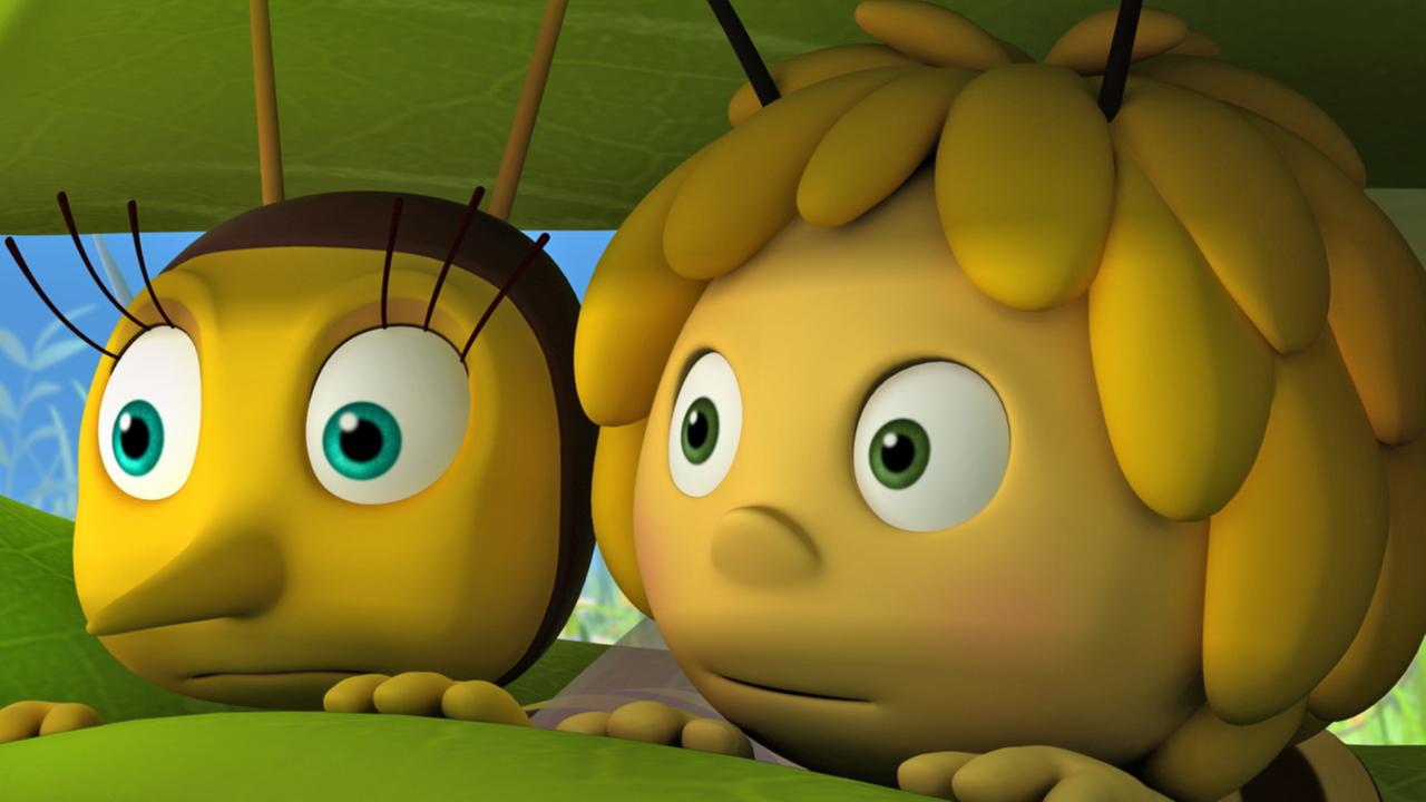 Maja (rechts) und Mimi (links) suchen den Dieb und halten sich in einer Blüte versteckt.