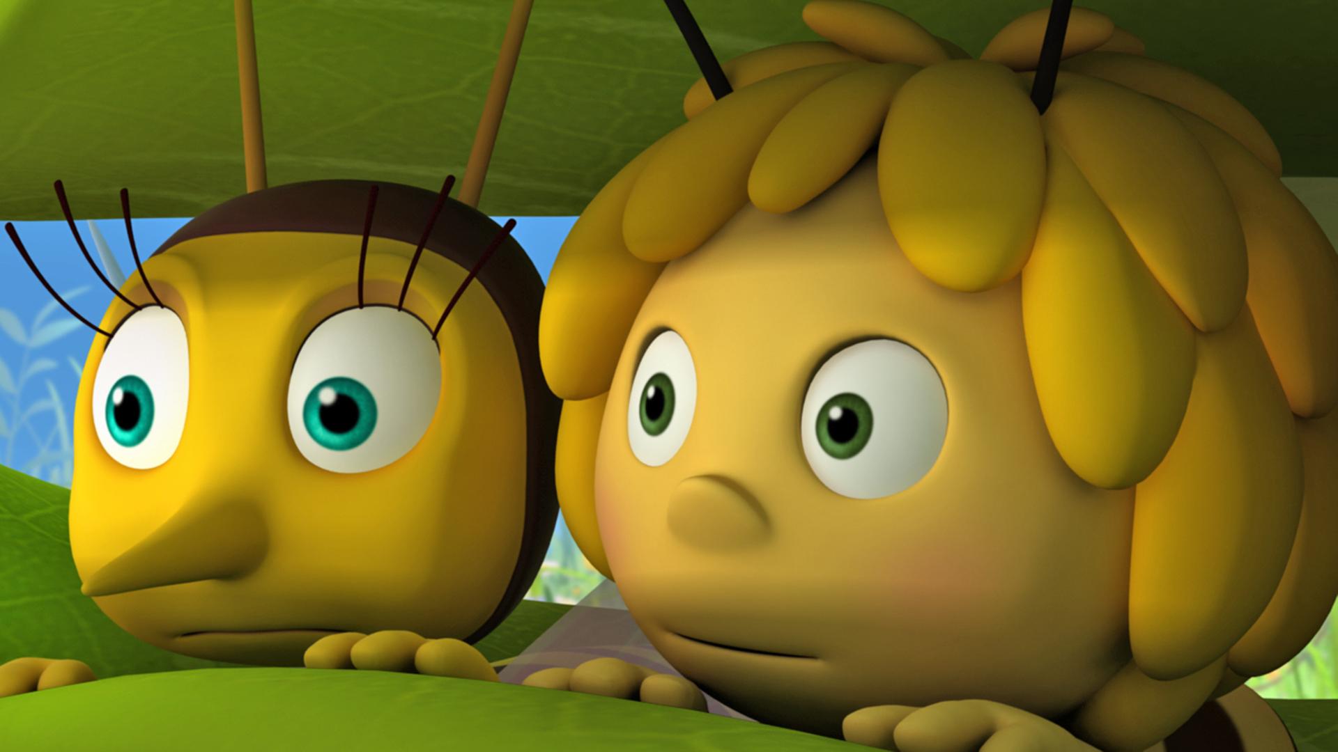 Maja und Mimi suchen den Dieb und halten sich in einer Blüte versteckt.