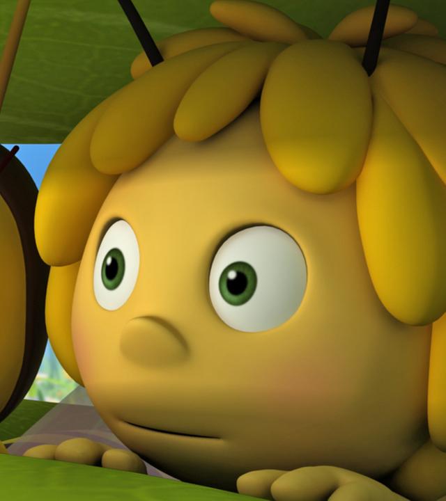 Maja (rechts) und Mimi (links) suchen den Dieb und halten sich in einer Blüte versteckt.