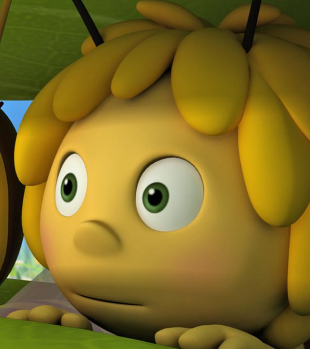 Maja und Mimi suchen den Dieb und halten sich in einer Blüte versteckt.