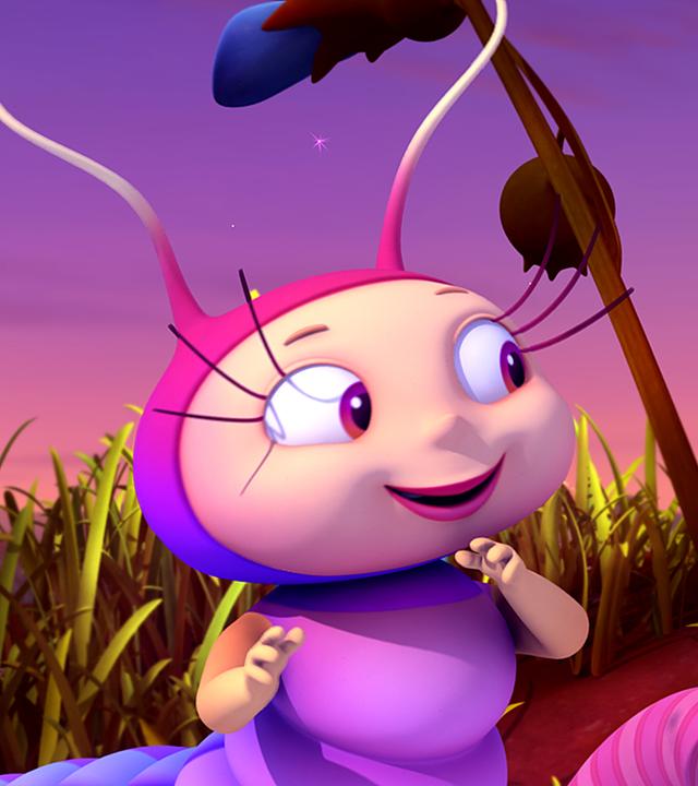 Ulla und Max schauen sich verliebt im Sonnenuntergang an.