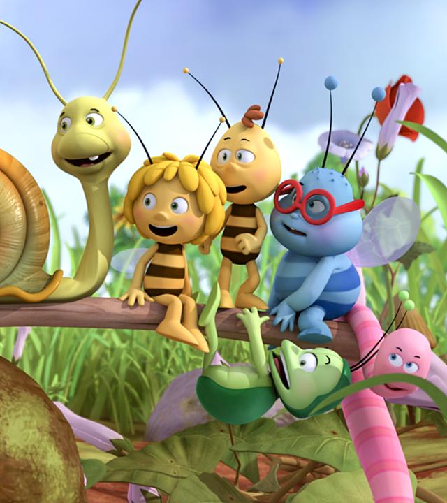 Maja und ihre Freunde machen es sich auch bei Regen auf der Wiese bequem. Sie sitzen alle zusammen auf einem Ast.