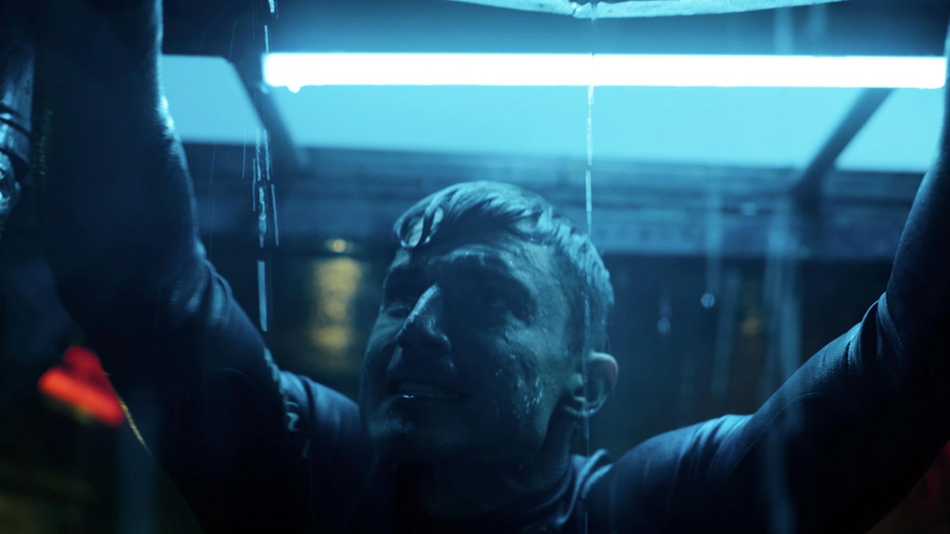 Nando (Álex González) versucht verzweifelt, einen Wassereinbruch zu stoppen.