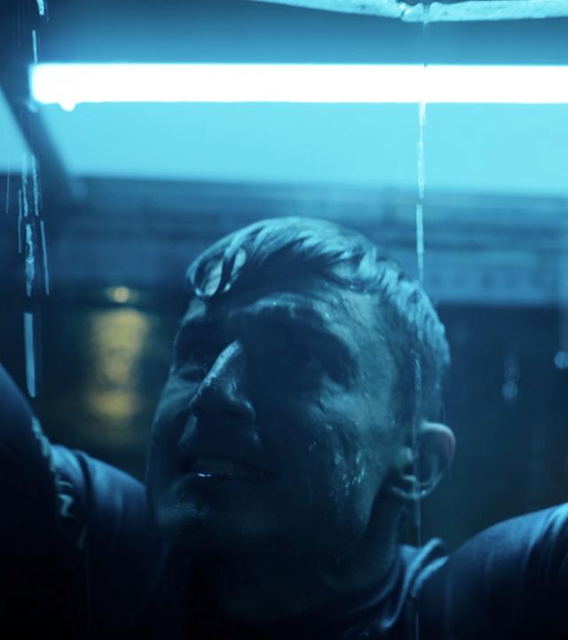 Nando (Álex González) versucht verzweifelt, einen Wassereinbruch zu stoppen.