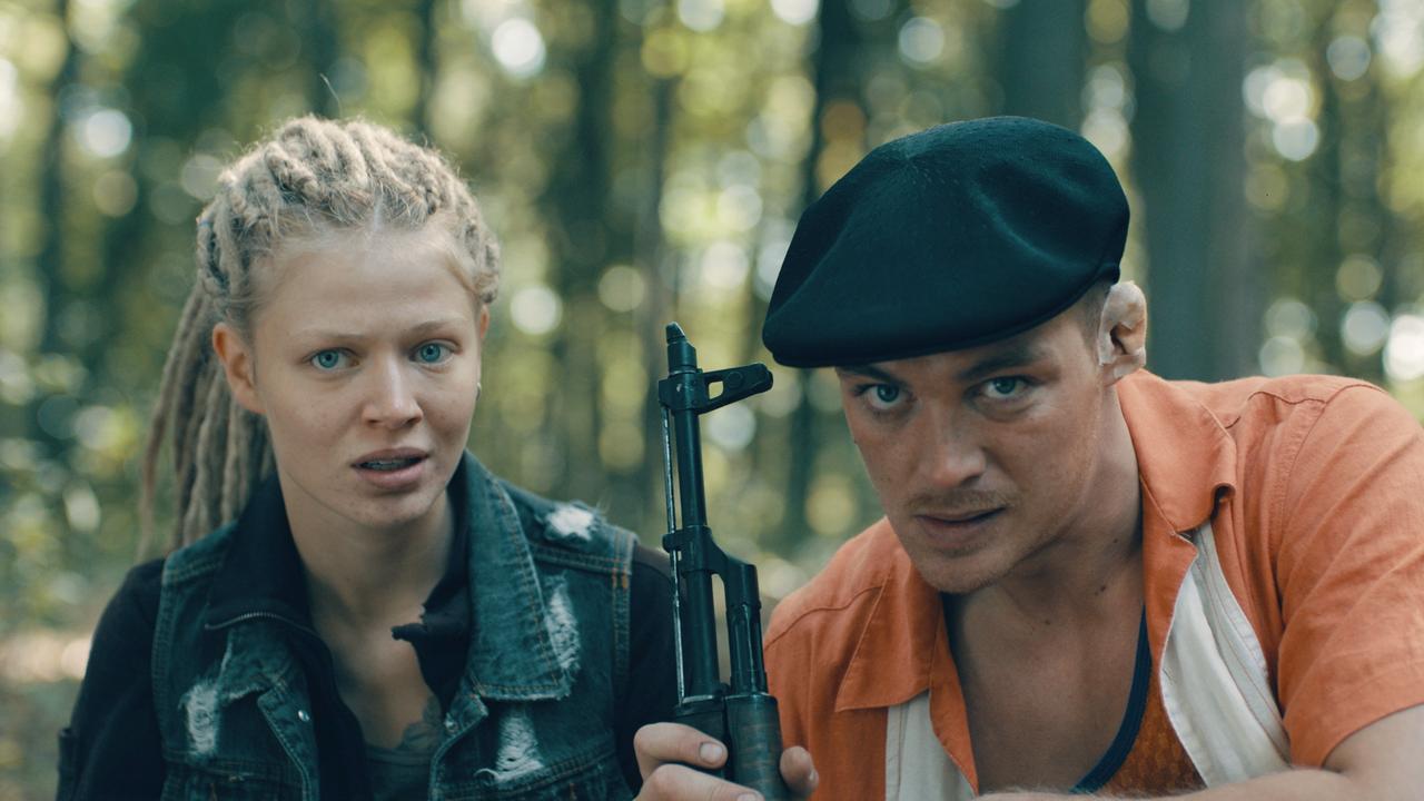 Westwall: Karl (David Schütter, r.) und Anny (Nora Islei) bei einer Schießübung