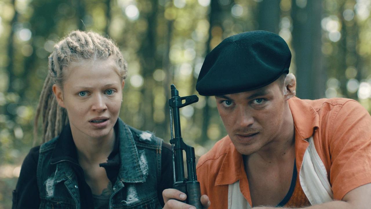 "Westwall" - Kapitel III": Julia (Emma Bading) läuft über den Parkplatz vor dem Haus ihres Vaters.