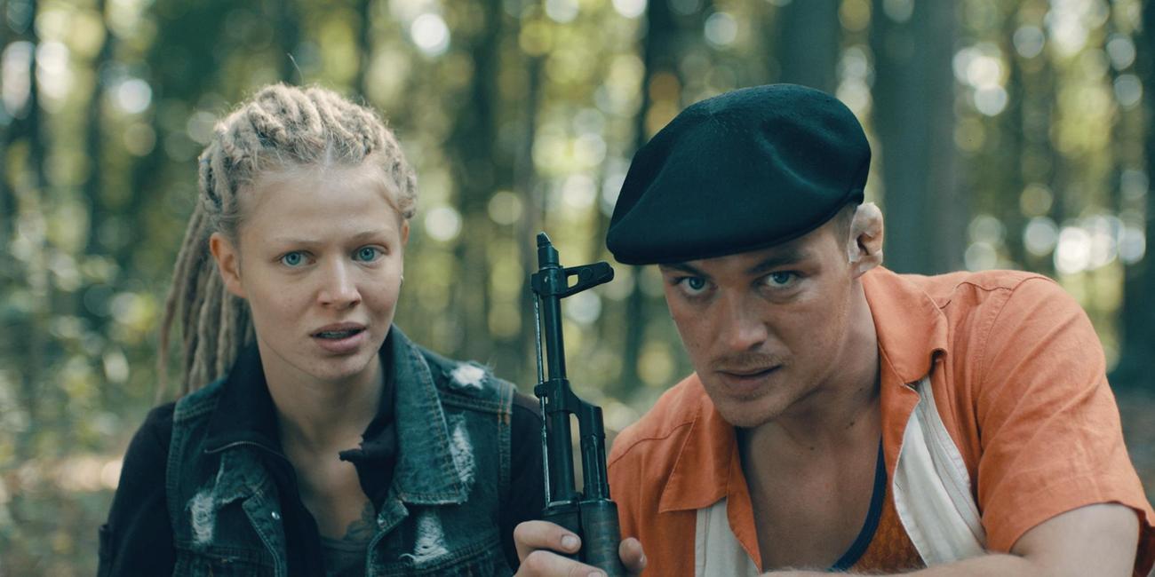 "Westwall" - Kapitel III": Julia (Emma Bading) läuft über den Parkplatz vor dem Haus ihres Vaters.