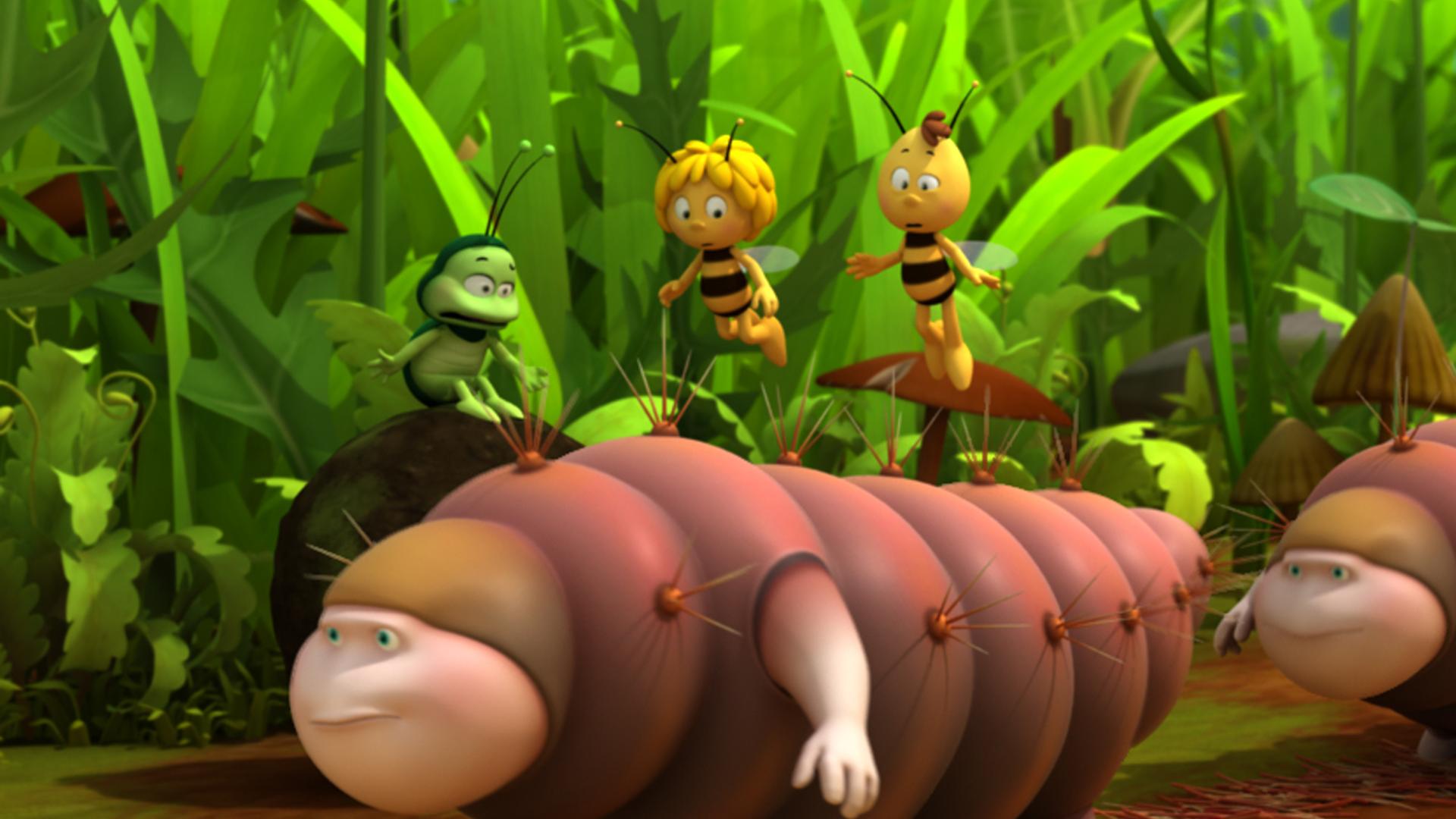 Maja und Willi beobachten die Raupenwanderung.