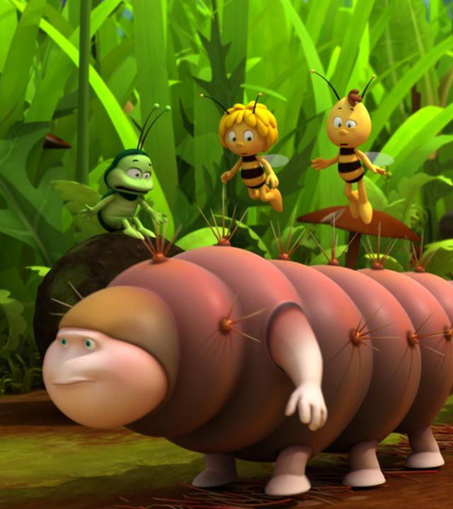 Maja und Willi beobachten die Raupenwanderung.