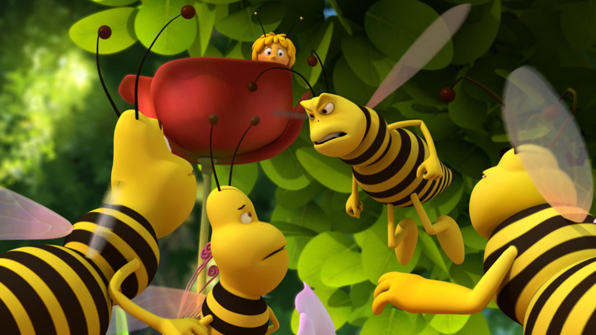 Jesper wehrt sich gegen die Wespenbande. Maja versteckt sich im Hintergrund hinter einer Blume.