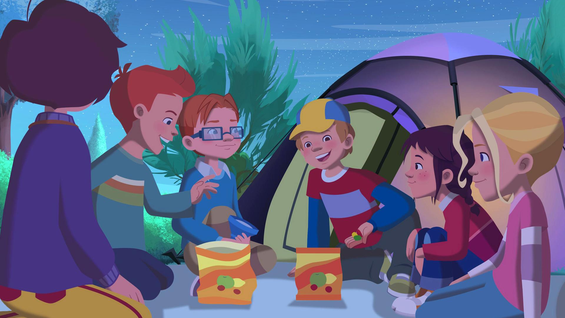 Die Freunde sitzen im Kreis vor ihrem Zelt und genießen den Abend.