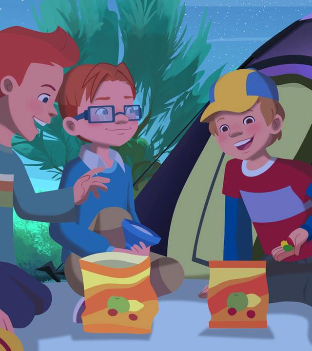 Die Freunde sitzen im Kreis vor ihrem Zelt und genießen den Abend.