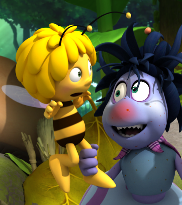 Thekla mit leuchtend roter Nase und ordentlichem Schnupfen. Sie hält Maja (links) und Willie (rechts) in ihren Händen.