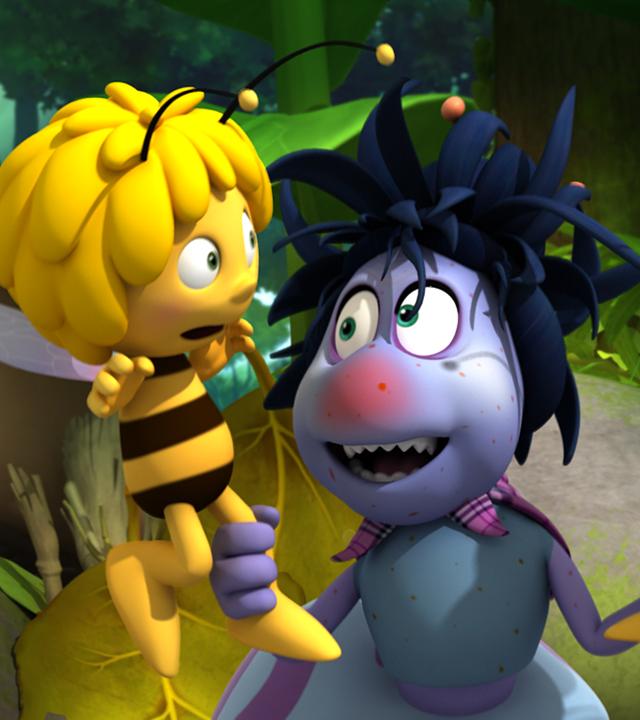 Thekla mit leuchtend roter Nase und ordentlichem Schnupfen. Sie hält Maja und Willie in ihren Händen.