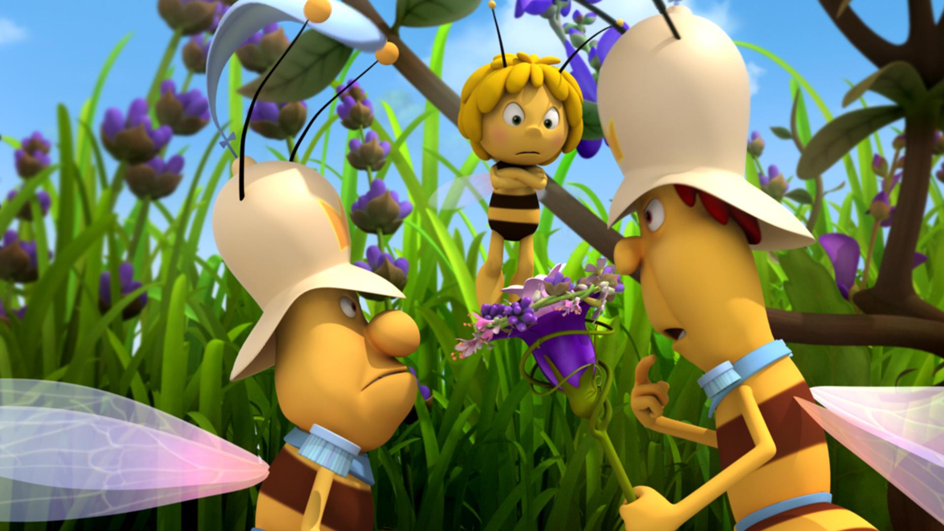 Maja steht mit verschränkten Armen und mit verärgertem Blick vor zwei Bienenpolizisten die sich streiten.