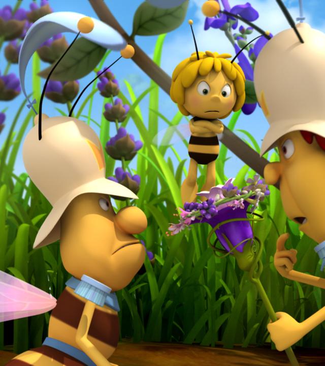 Maja steht mit verschränkten Armen und mit verärgertem Blick vor zwei Bienenpolizisten die sich streiten.