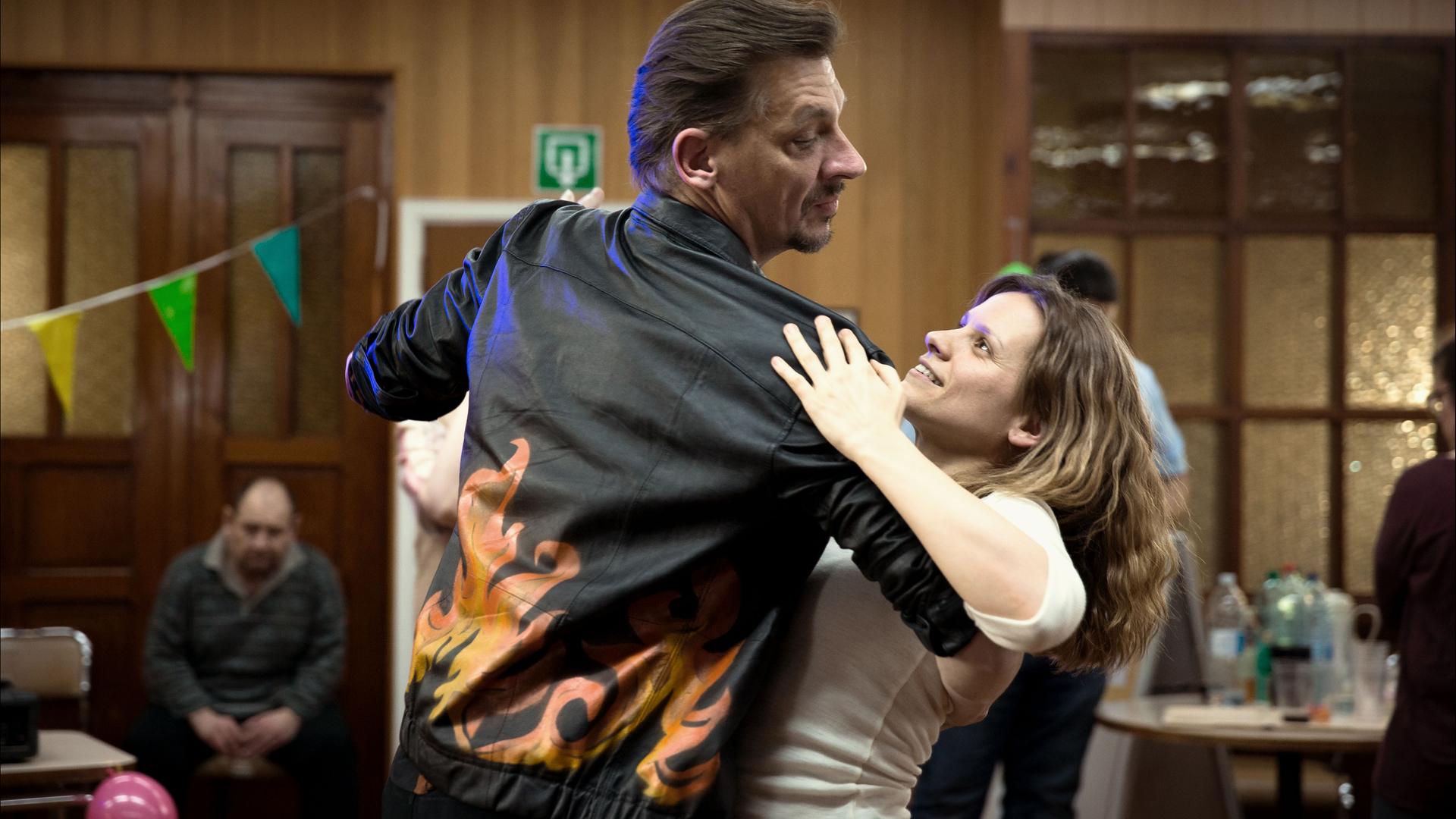 Vronsky und Mie tanzen