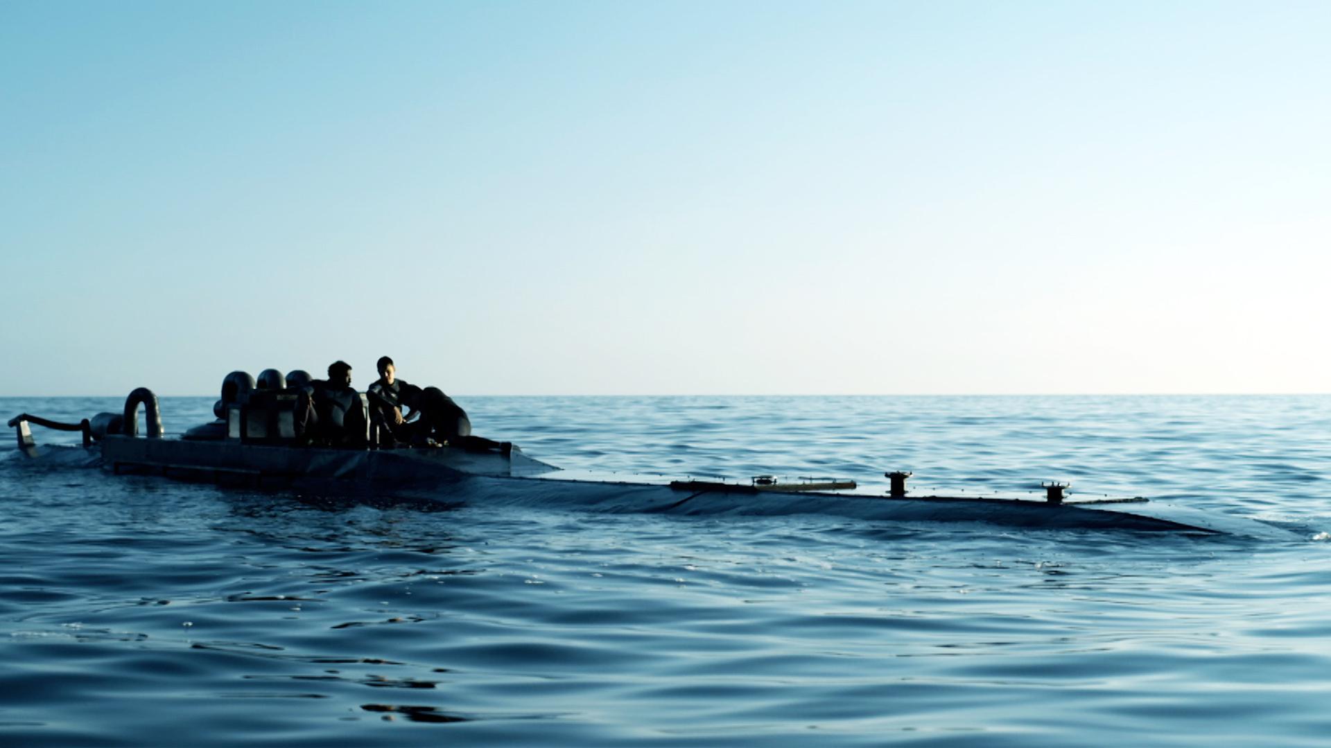 Nando (Álex González, M.), Angelito (David Trejos, r.) und Walder (Leandro Firmino, l.) sitzen auf dem nicht versunkenen Teil des U-Bootes.