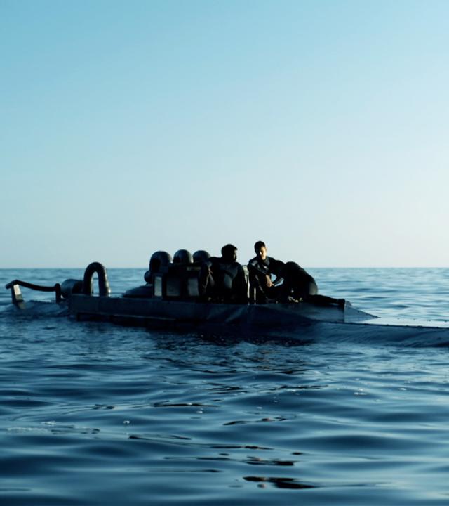 Nando (Álex González, M.), Angelito (David Trejos, r.) und Walder (Leandro Firmino, l.) sitzen auf dem nicht versunkenen Teil des U-Bootes.
