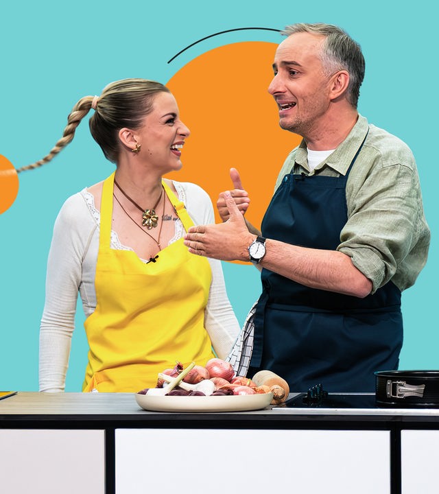 Laura Larsson (links) und Jan Böhmermann (rechts) kochen gemeinsam bei "Böhmi brutzelt".