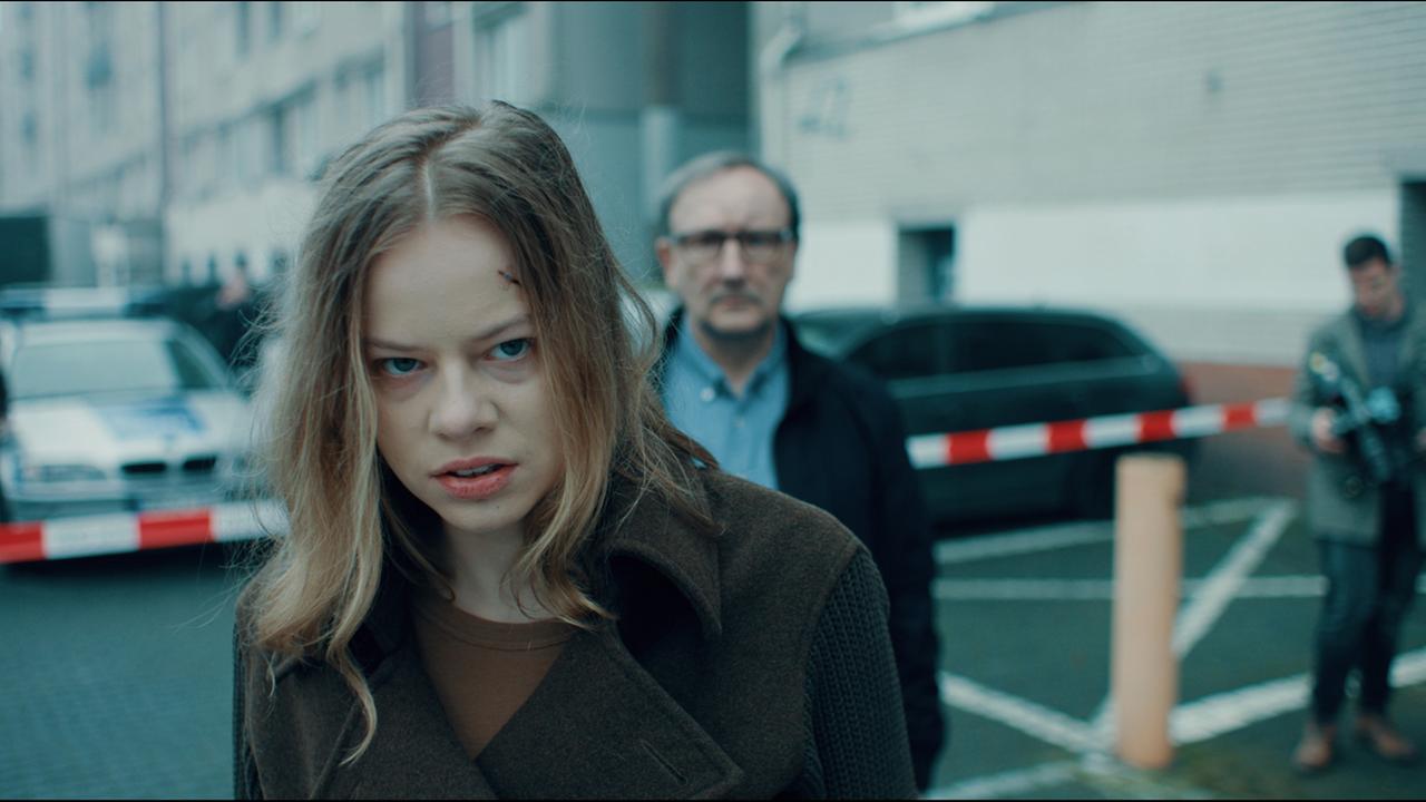 Julia (Emma Bading) steht mit wutverzerrtem Gesicht vor dem Haus ihres toten Vaters