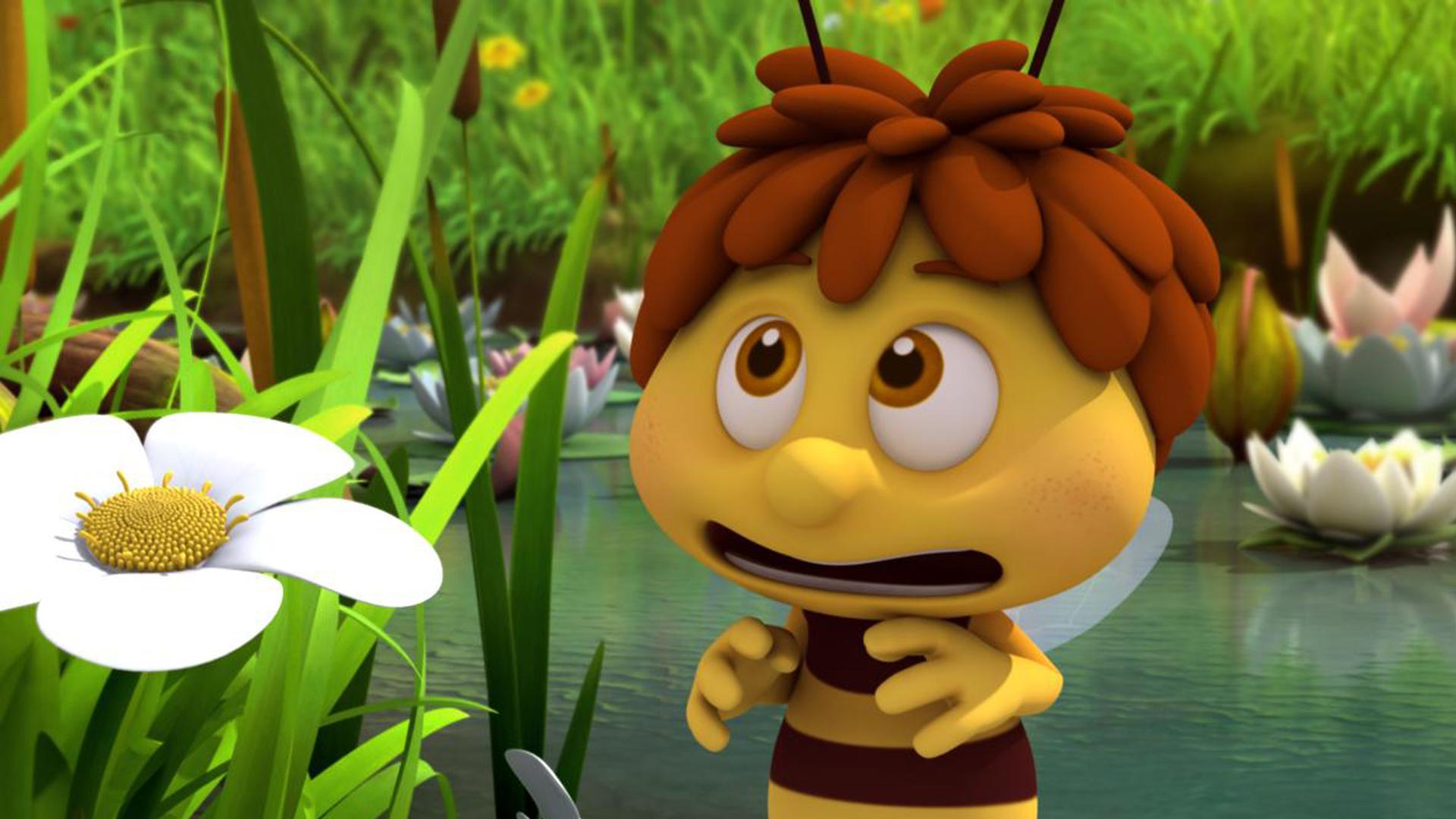 Biene Edgar steht verschreckt am Teich.