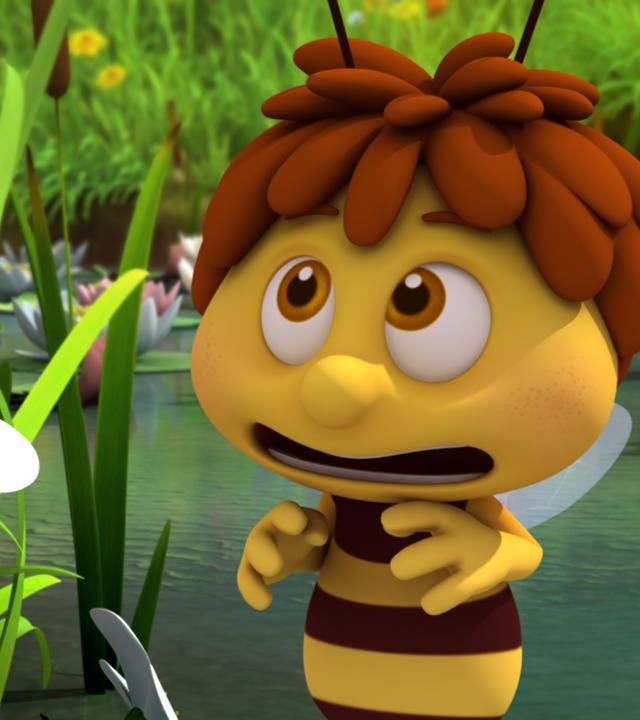 Biene Edgar steht verschreckt am Teich.