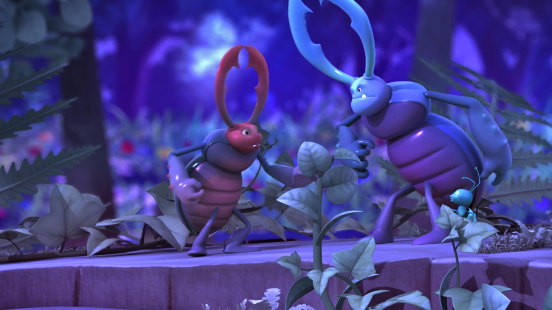 Zwei Käfer kämpfen in der Nacht gegeneinander.