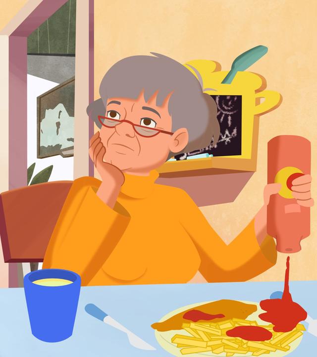 Oma Friedrichstadt sitzt am Esstisch und schaut gedankenverloren in die Luft, während sie sich ganz viel Ketchup auf ihren Teller kippt.
