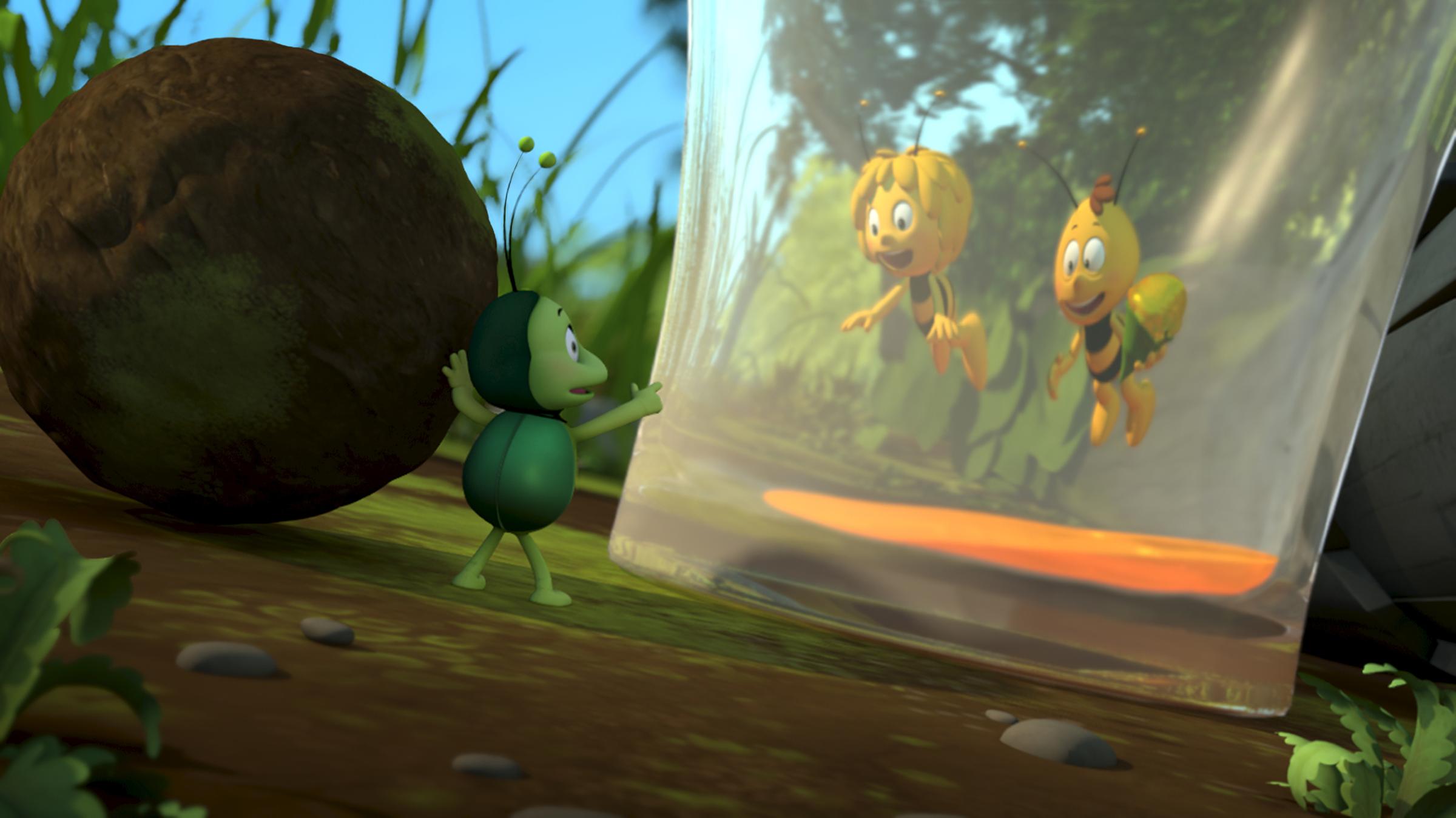 Maja und Flip stecken in einem Glas. Mistkäfer Ben betrachtet die beiden von außen. 