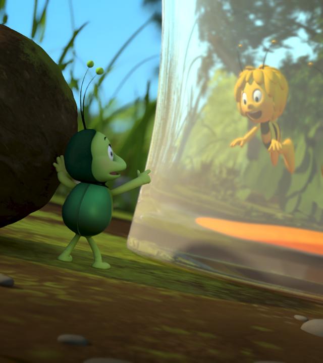 Maja und Flip stecken in einem Glas. Mistkäfer Ben betrachtet die beiden von außen. 