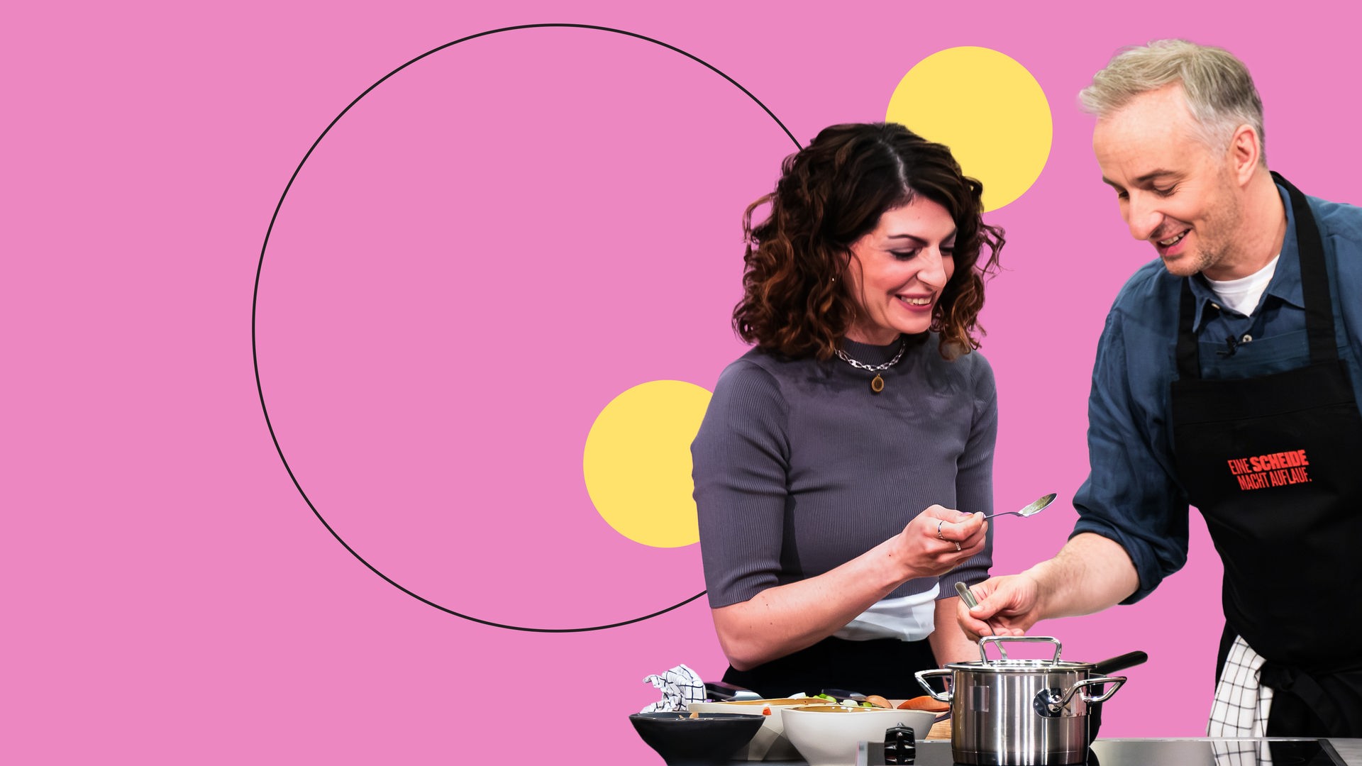 Filiz Tasdan (links) und Jan Böhmermann (rechts) kochen gemeinsam bei "Böhmi brutzelt"