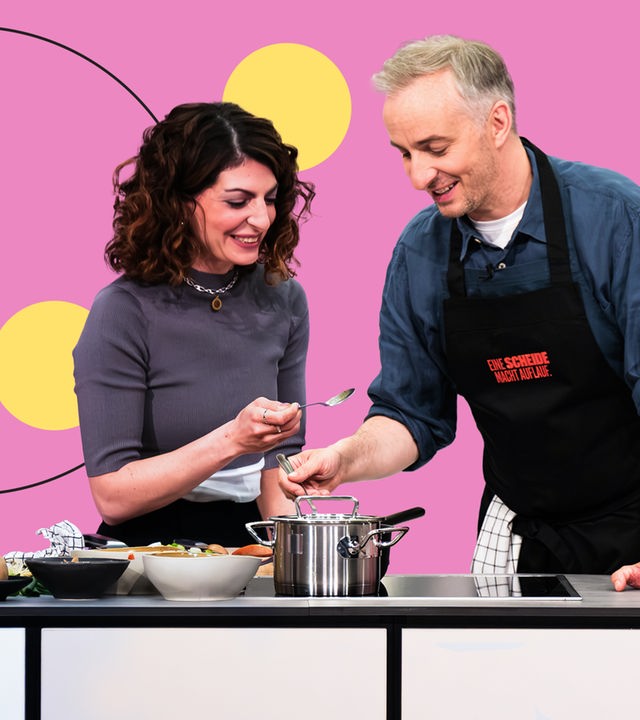 Filiz Tasdan (links) und Jan Böhmermann (rechts) kochen gemeinsam bei "Böhmi brutzelt"