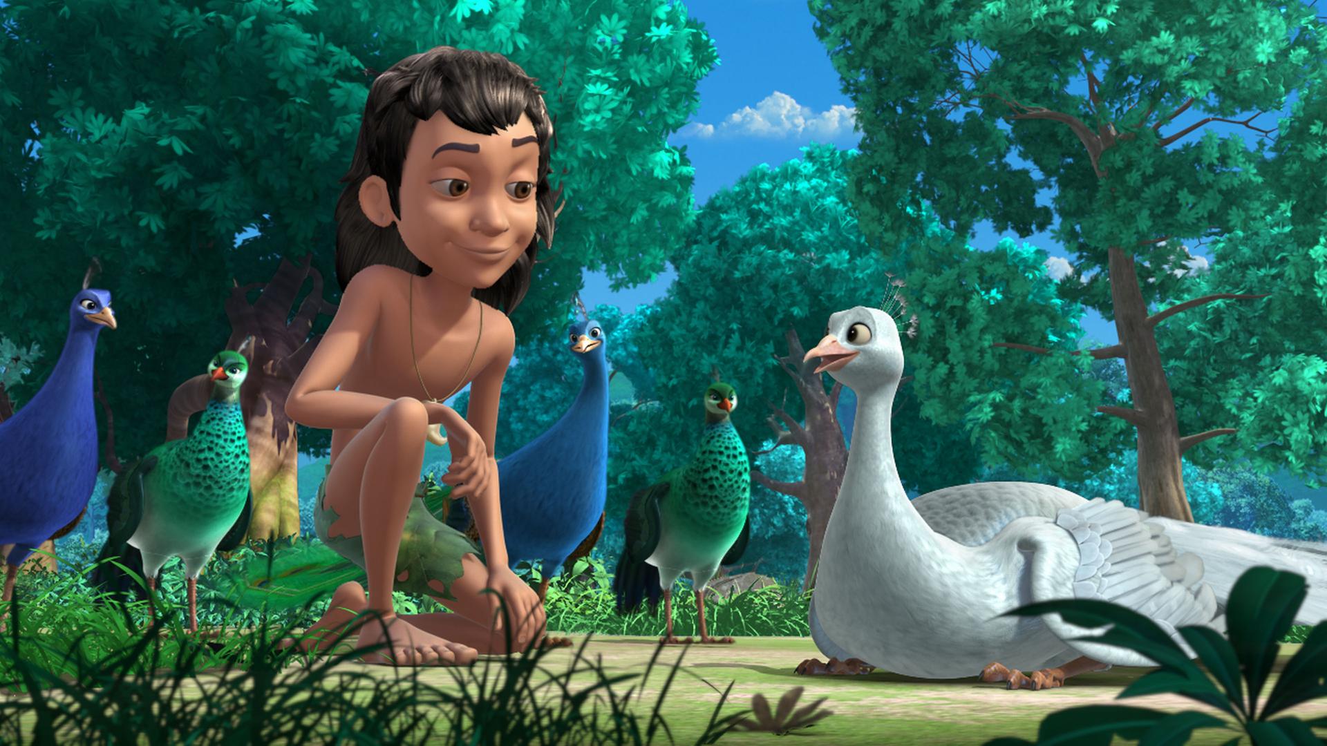 Mogli spricht mit dem weißen Pfau (beide im Bildervordergrund). Im Bildhintergrund schauen vier weitere Pfaue dabei zu.