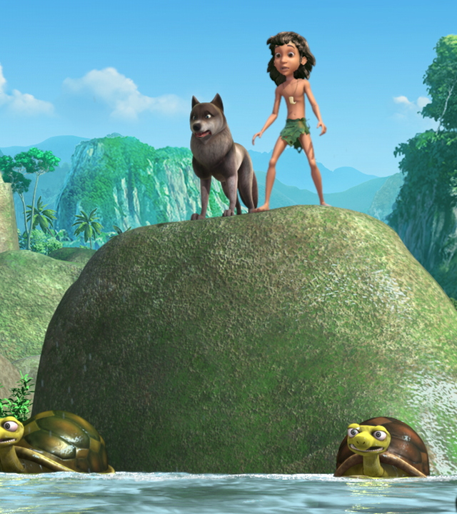 Die Schildkröten Uuh und Buh schwimmen im Wasser. Mogli und sein Wolfsbruder stehen oben auf einem Felsen.
