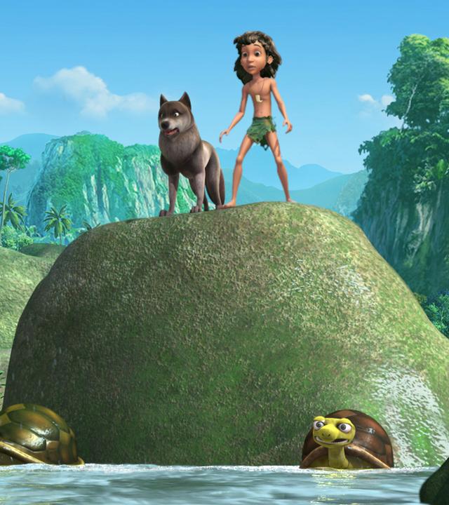 Die Schildkröten Uuh und Buh schwimmen im Wasser. Mogli und sein Wolfsbruder stehen oben auf einem Felsen.