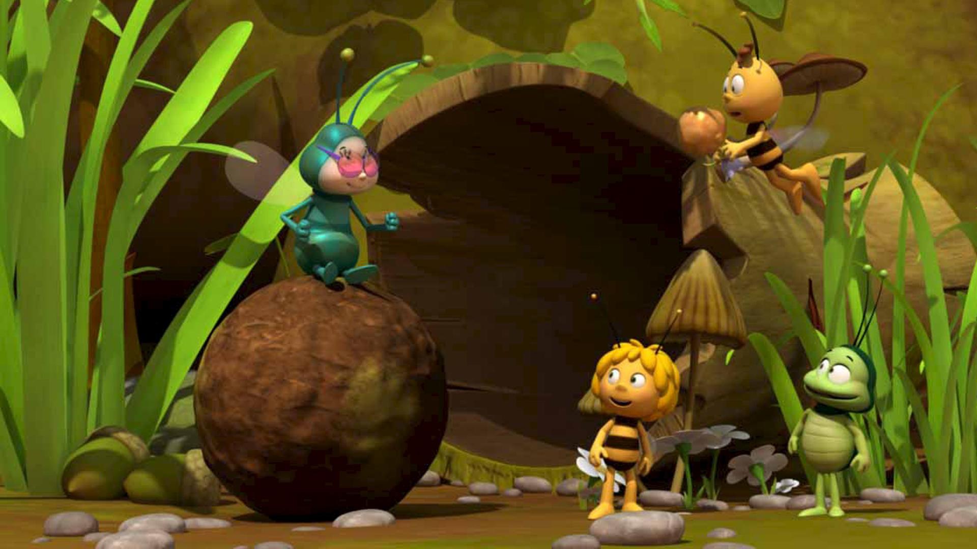 Maja, Willi und Flip vor einer Mistkugel.