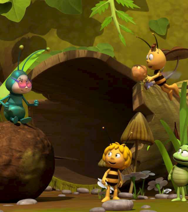 Maja, Willi und Flip vor einer Mistkugel.