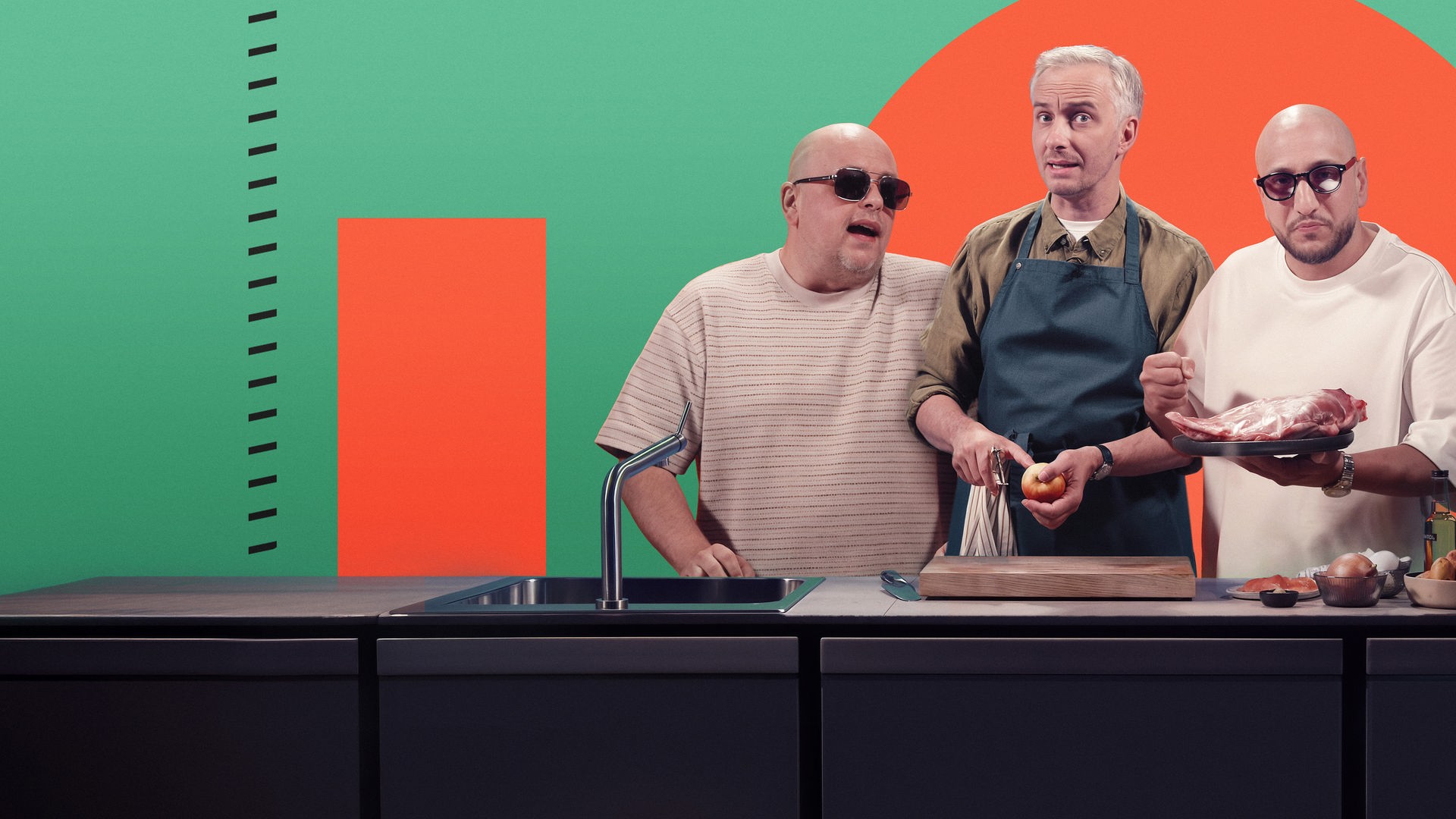 Celo & Abdi (links) und Jan Böhmermann (rechts) kochen gemeinsam bei "Böhmi brutzelt".
