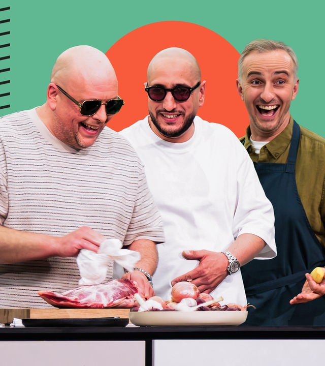 Celo & Abdi (links) und Jan Böhmermann (rechts) kochen gemeinsam bei "Böhmi brutzelt"