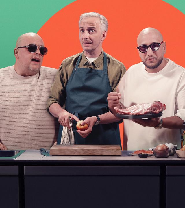 Celo & Abdi (links) und Jan Böhmermann (rechts) kochen gemeinsam bei "Böhmi brutzelt".