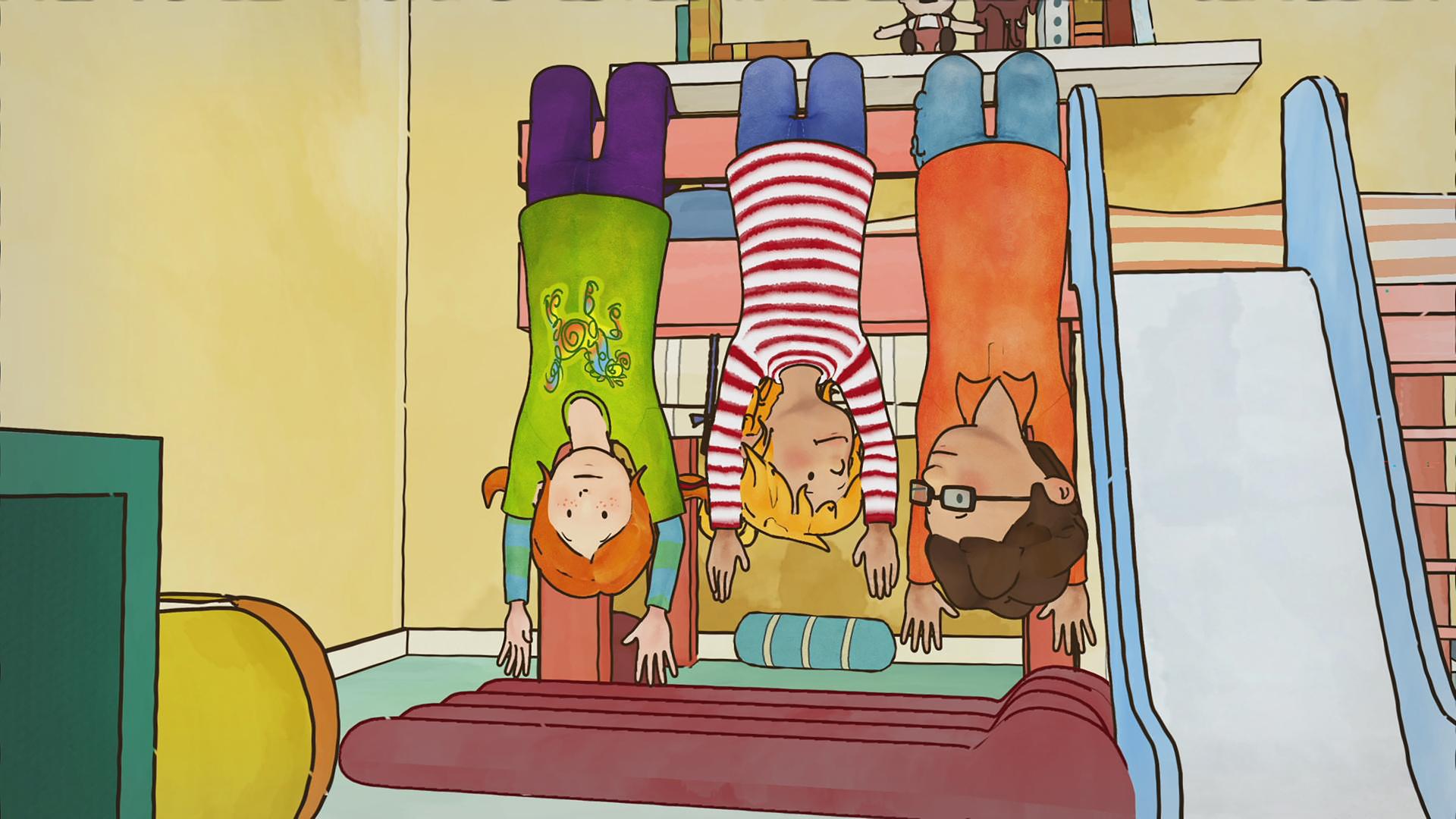 Conni übernachtet im Kindergarten. Conni hängt zusammen mit zwei Freunden kopfüber von einem Spielgerüst herunter. Die Arme lassen alle drei weit nach unten hängen.