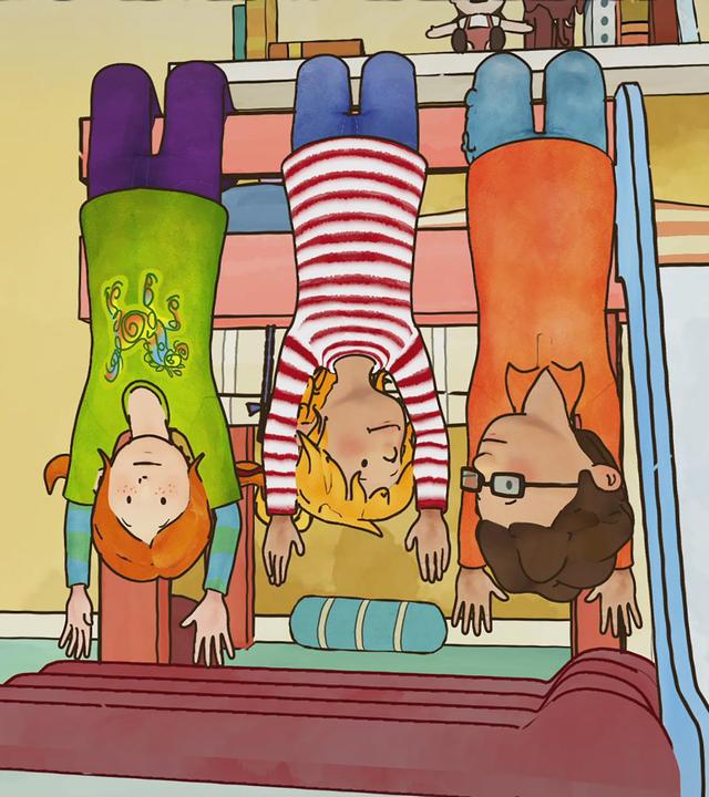 Conni übernachtet im Kindergarten. Conni hängt zusammen mit zwei Freunden kopfüber von einem Spielgerüst herunter. Die Arme lassen alle drei weit nach unten hängen.