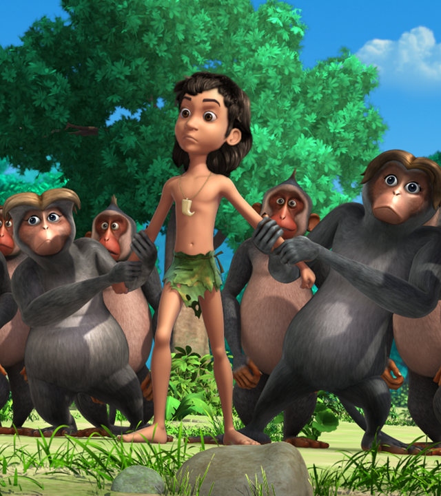 Mogli steht inmitten einer Horde von Affen. Zwei von ihnen halten ihn an den Armen fest.