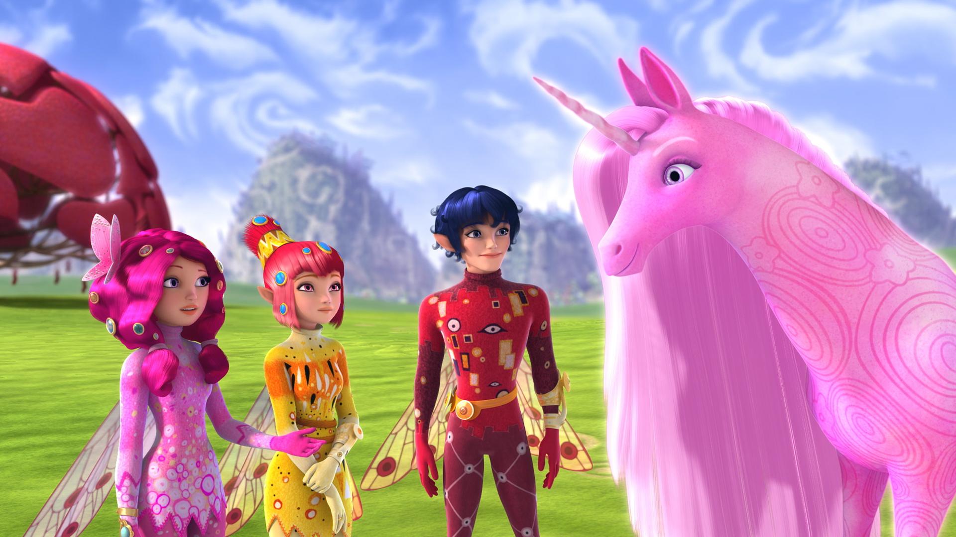 Mia, Yuko, Mo und das Herz-Einhorn auf einer großen grünen Wiese.