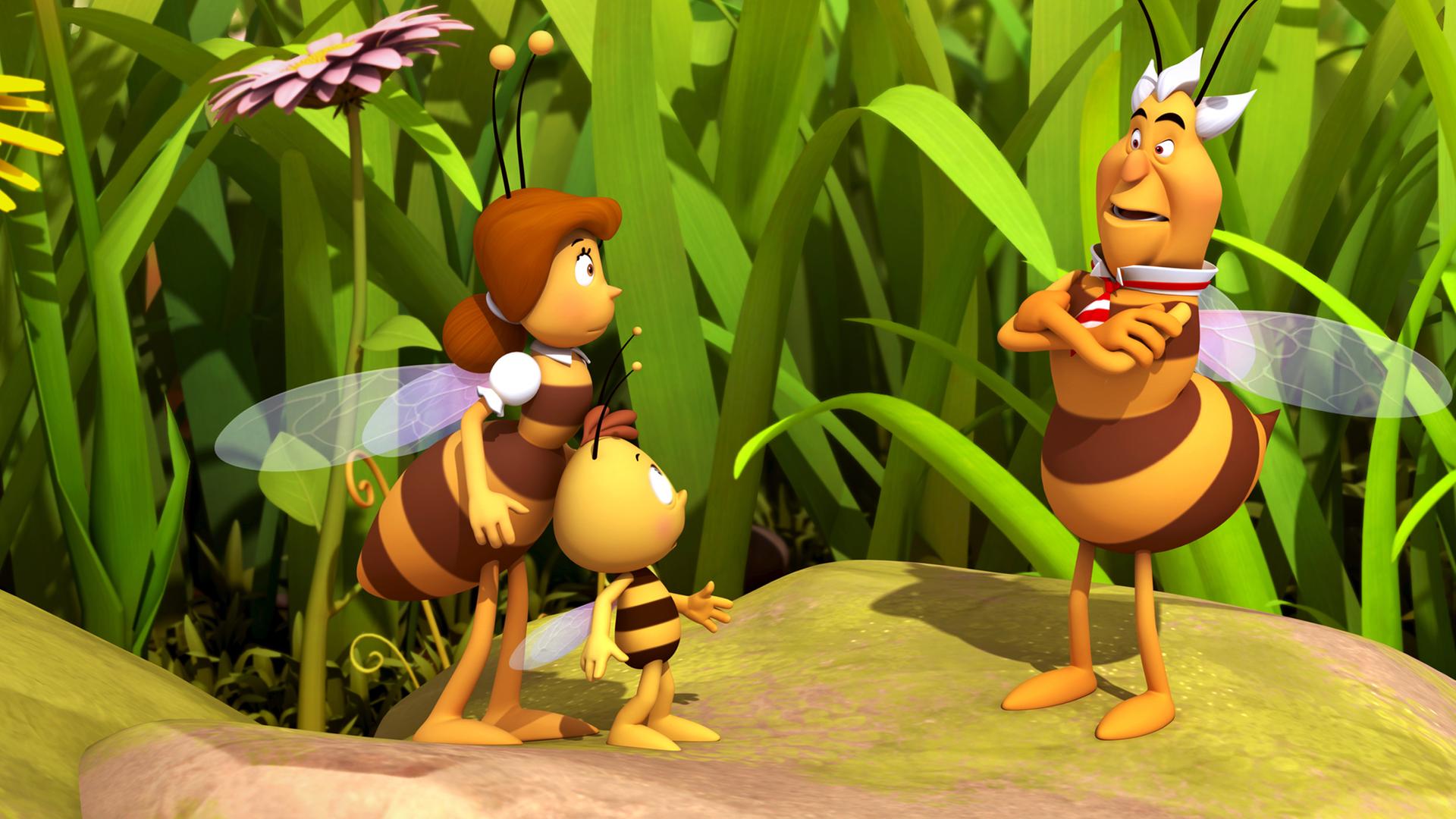 Richter Bienenwachs ist erzürnt und steht mit verschränkten Armen vor Willi und Cassandra. 